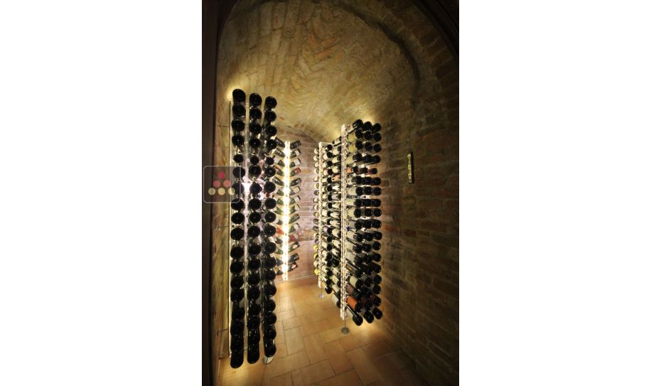 Porte-Bouteilles mural en plexiglas pour 28 bouteilles de champagne (illumination LED optionnelle)