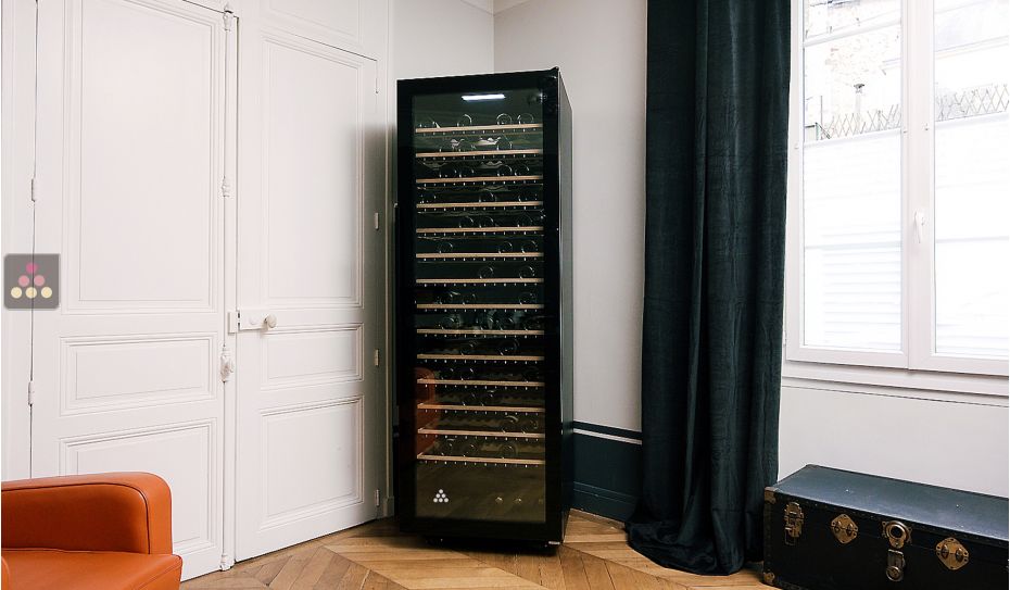 Cave à vin mono ou multi-températures de service et de conservation connectée avec clayettes intelligentes