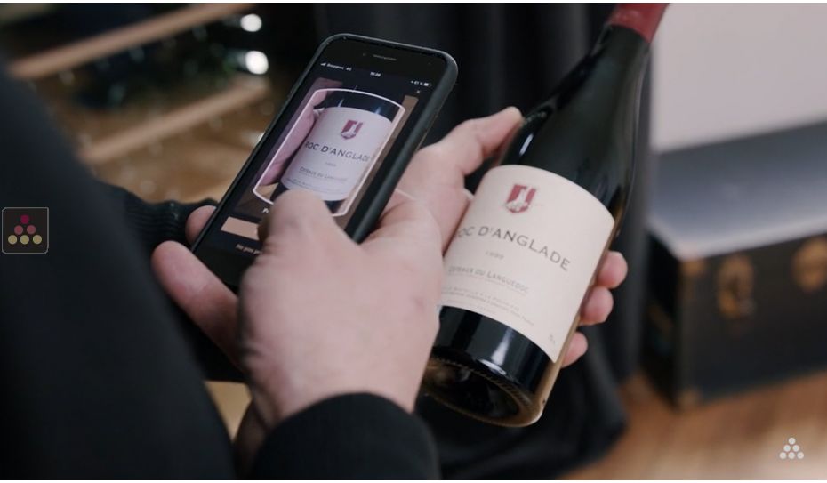 Cave à vin mono ou multi-températures de service et de conservation connectée avec clayettes intelligentes