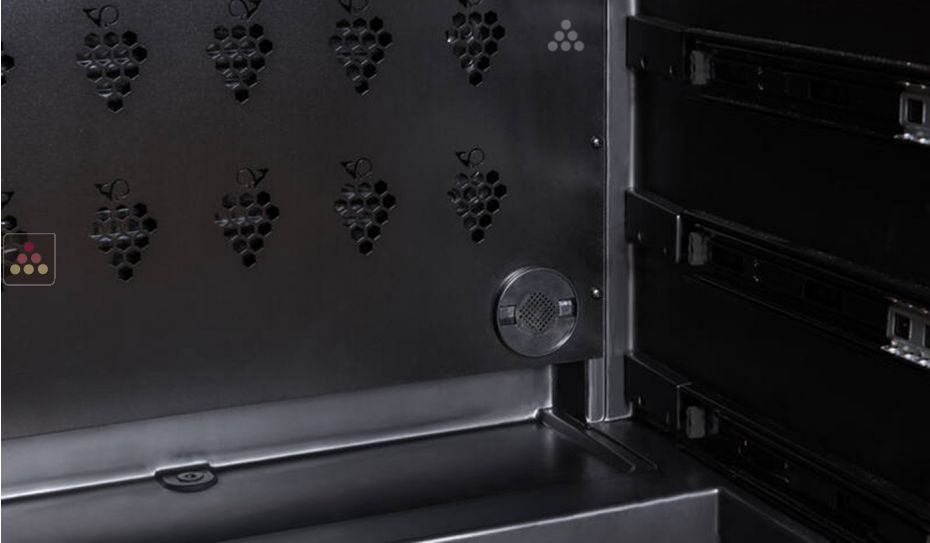 Cave à vin mono-température de service et de conservation enchassable connectée avec clayettes intelligentes