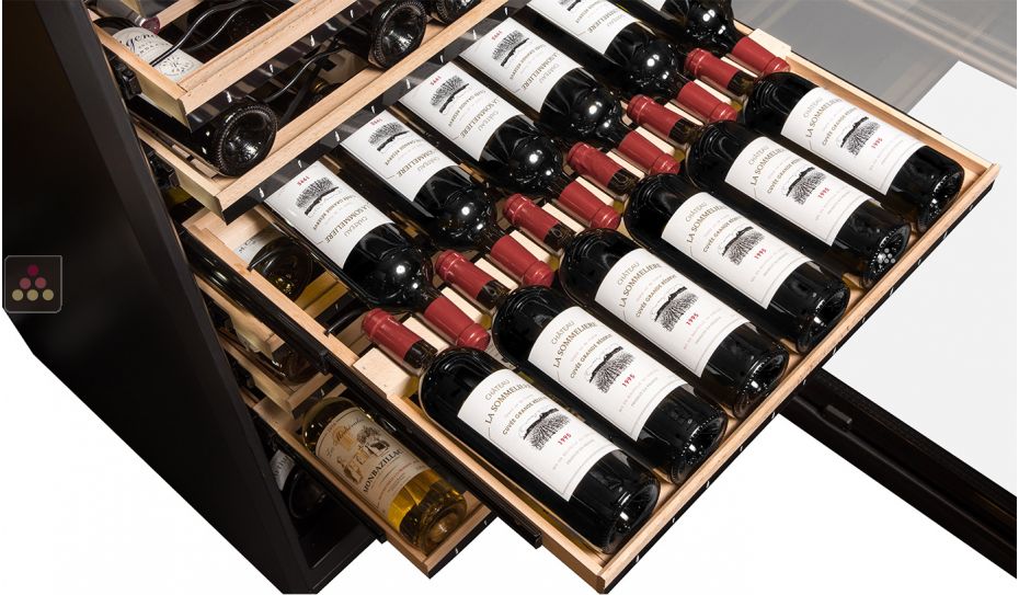 Cave à vin mono ou multi-températures de service et de conservation connectée avec clayettes intelligentes